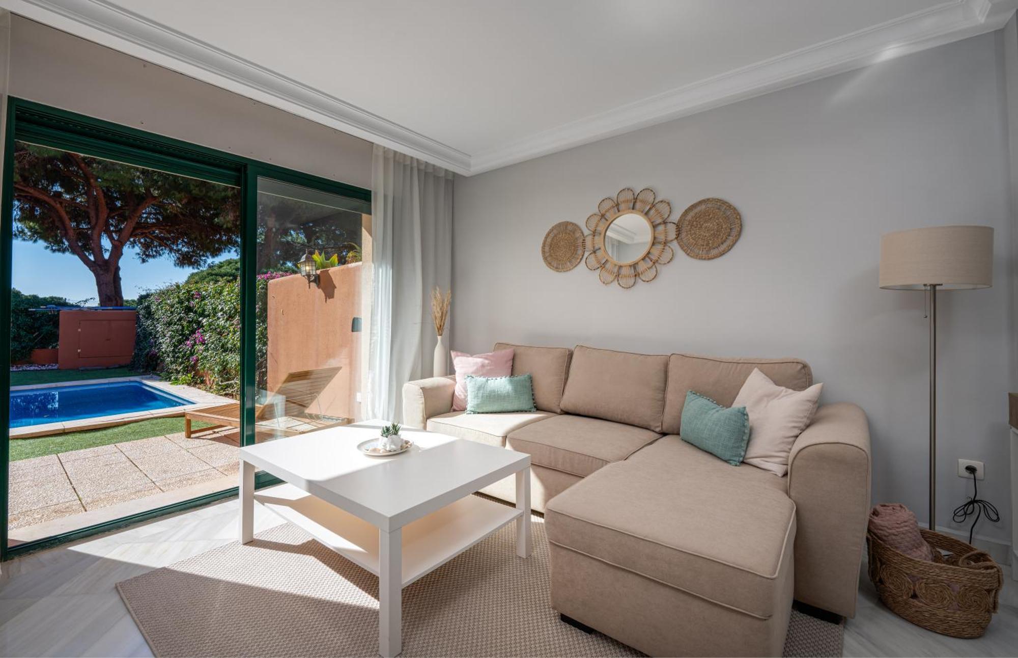 Apartamento Retreat: Private Pool & Frontline Golf Marbella